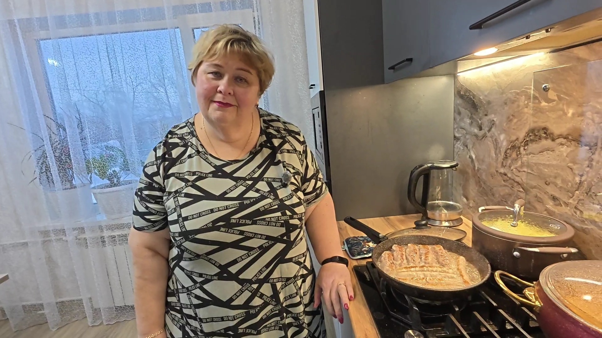 Сафар убирает снег с теплиц. Заехали в магазин. Готовлю по быстрому ужин. смотреть онлайн