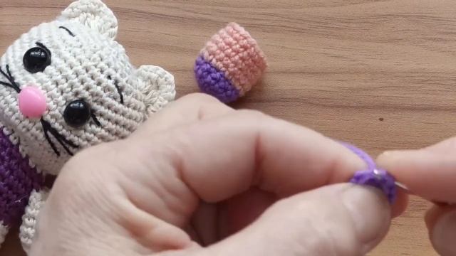 Котик ,,Беляш ,,крючком ч. 1 лапки и хвост. смотреть онлайн