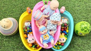 Мультики для девочек. Маленькие куклы с яркими шариками в ванночках. Смотреть мультики для детей