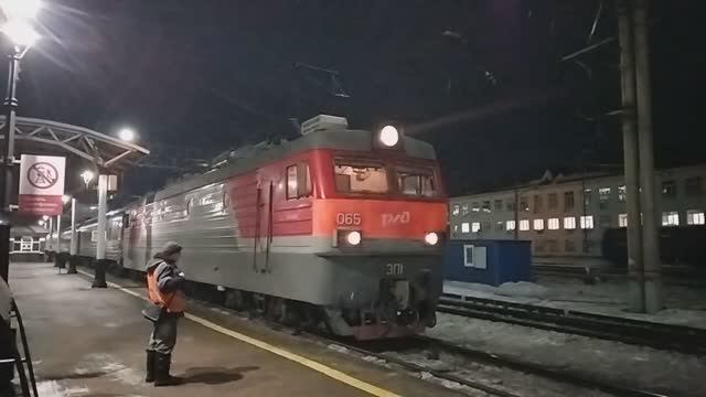 ЭП1-065 с поездом № 91 Северобайкальск — Москва отправляется из Красноярска