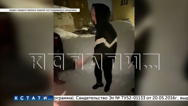 Люди, называющие себя скинхедами, устроили публичную порку подростка в центре города