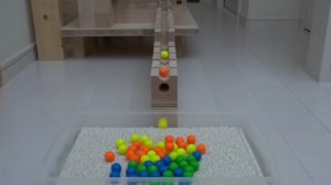 Скатываем разные шарики с горок , какой шарик самый быстрый? . Видео для детей. #дети #видеодлядетей