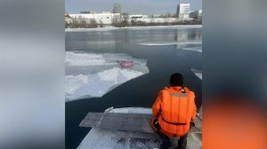 Появились кадры с места трагедии на берегу Оби, где под лед провалилась девочка