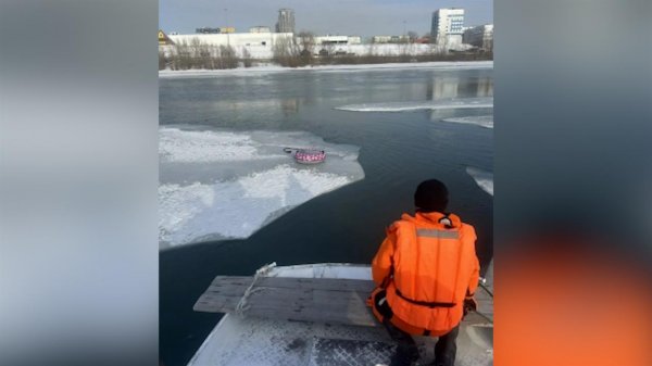 Появились кадры с места трагедии на берегу Оби, где под лед провалилась девочка