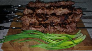 Свиной шашлык,пропитанный ароматными специями в огуречном рассоле.