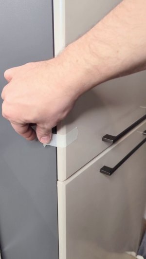 Сосед с хронической бессонницей поделился хитростью! Как устранить звук хлопающих дверей на кухне