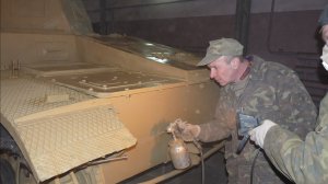 Покрасочные работы  по танку Pz.Kpfw.II Ausf.F в Кубинке, февраль 2009