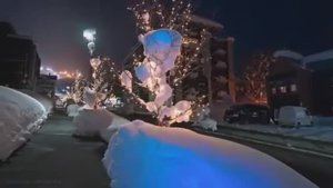 Расслабляющая ночная прогулка по заснеженной деревне Нисеко, Хоккайдо, Япония