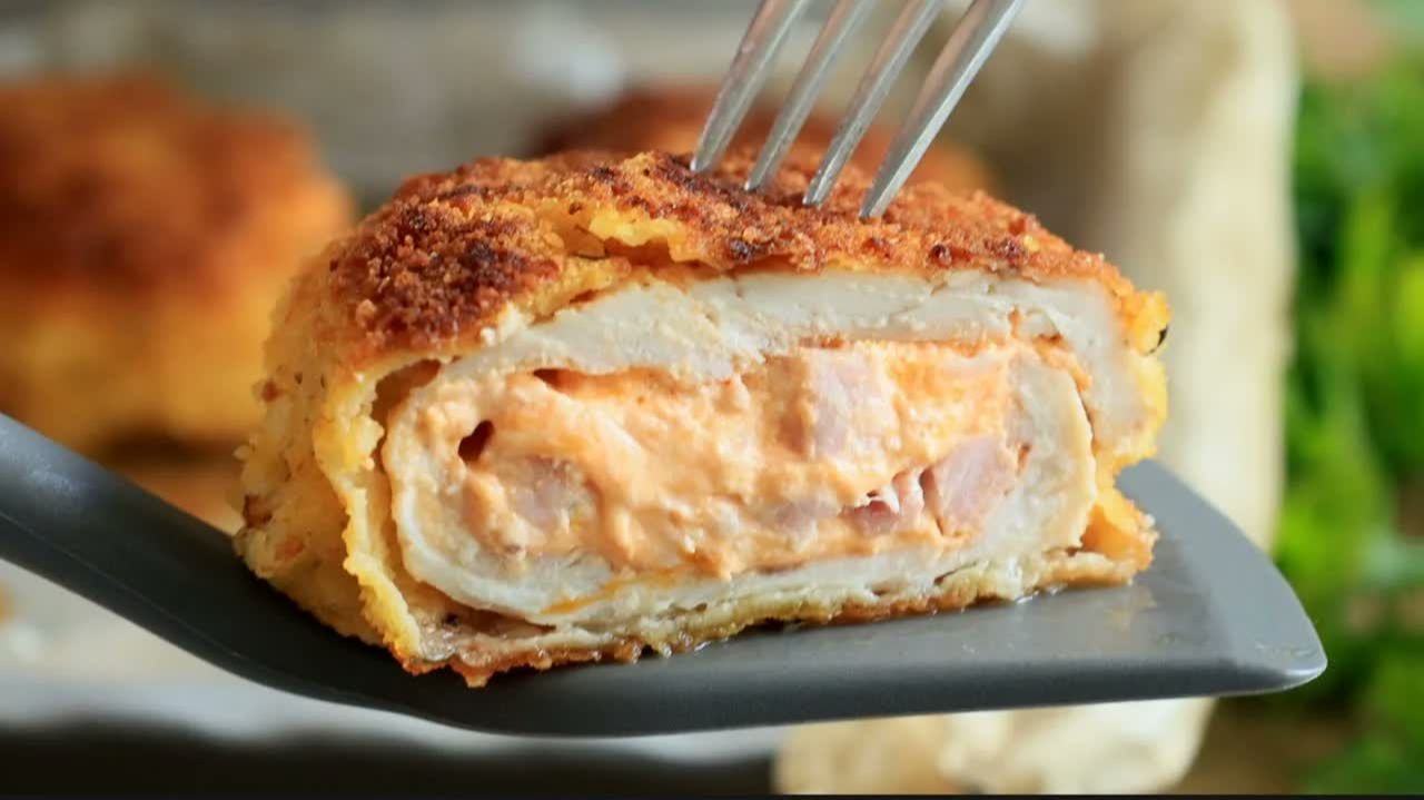 Супер простой рецепт КУРИНОГО ФИЛЕ С НАЧИНКОЙ — хрустящая корочка и нежное мясо внутри! смотреть онлайн
