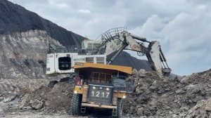Гигантский экскаватор Liebherr R 9350 Загружает гравий на самосвал Komatsu 785-7 ~ История добычи