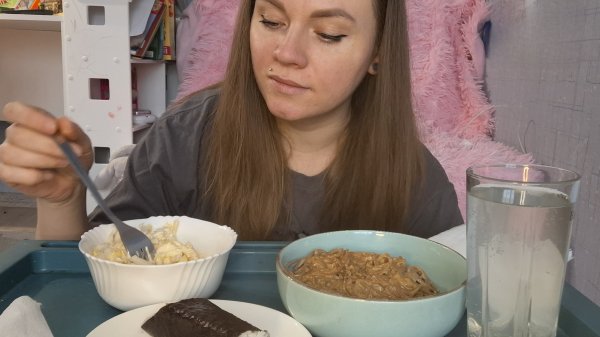 Мукбанг гречневая лапша с цукини, салат с кальмаром и ролл #обед #фудблог #мукбанг