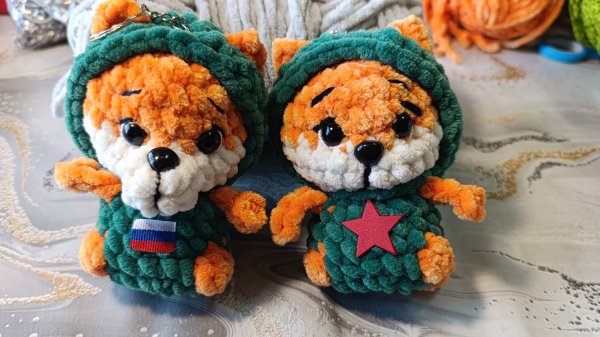 Лис Военный брелок крючком. Мастер-класс по вязанию