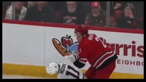 ✅ Александр Никишин в матче НХЛ за 15 секунд уложил на лёд двух соперников