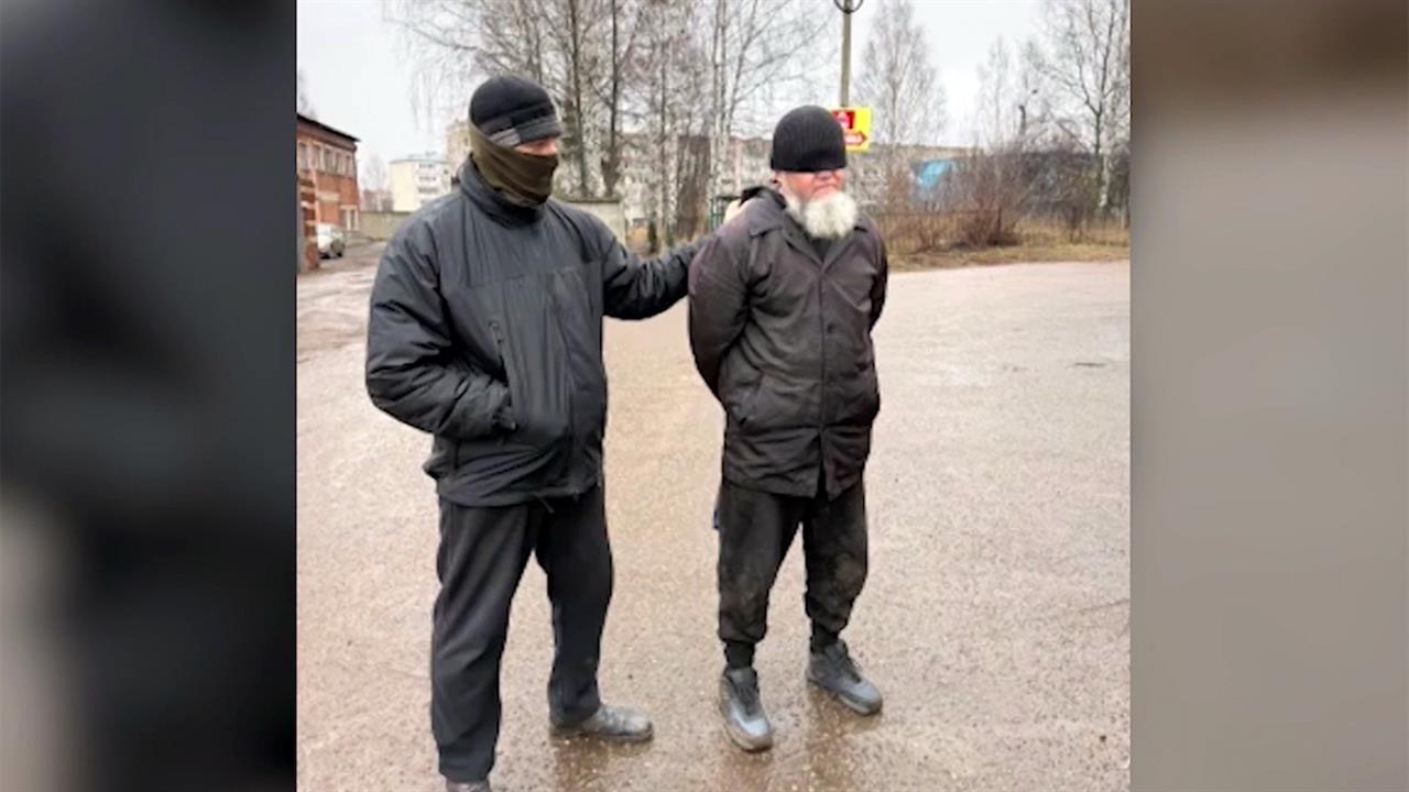 В Удмуртии сотрудники ФСБ задержали рецидивиста, который планировал теракт в отделении полиции. смотреть онлайн