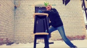 Панк разбивает бутылки