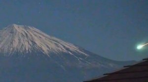 Эффектный метеор над Фудзи в Японии