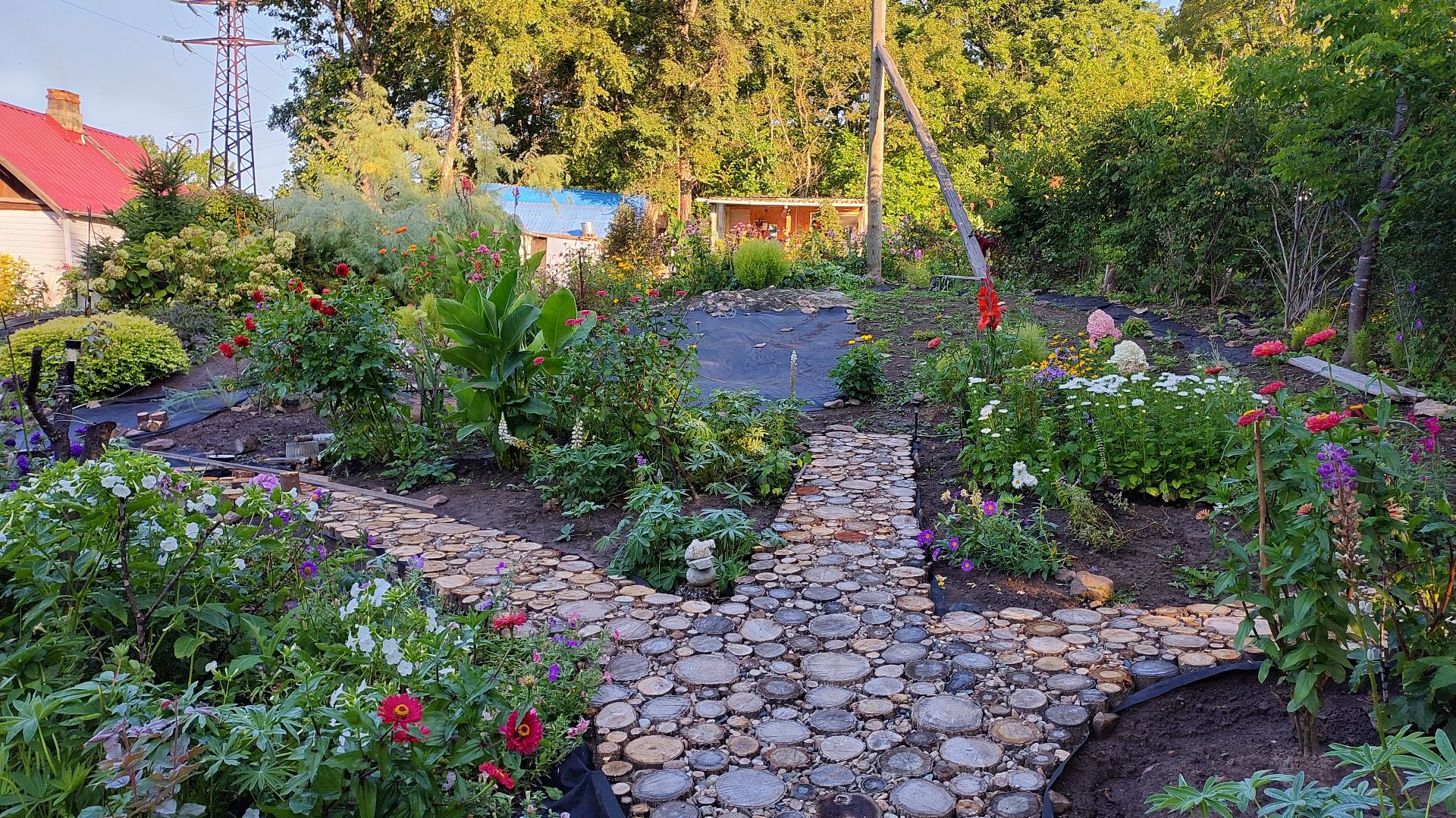 САДОВАЯ ДОРОЖКА ИЗ ПЕНЬКОВ женскими руками смотреть онлайн