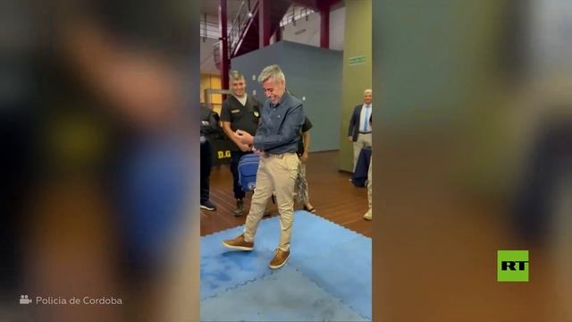 وزير الأمن الأرجنتيني يتعرض لصدمة كهربائية لعرض جهاز شرطة جديد смотреть онлайн