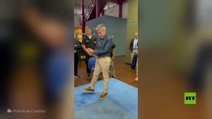 وزير الأمن الأرجنتيني يتعرض لصدمة كهربائية لعرض جهاز شرطة جديد