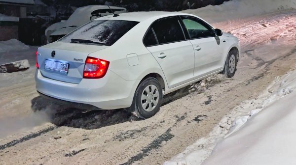 КТО СМОЖЕТ ЗАЕХАТЬ В ГОРУ ПОСЛЕ СНЕГОПАДА? Люди пытаются объехать пробки