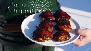 Куриные бедра глазированные и копченые в керамическом гриле Green Kamado