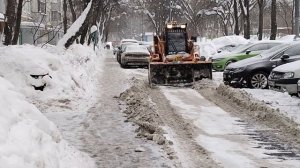 ПОМОГ БОЙЦАМ ИЗ МЕСТНОГО ЖКХ УБРАТЬ СНЕГ В СВОЕМ ДВОРЕ