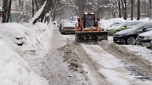 ПОМОГ БОЙЦАМ ИЗ МЕСТНОГО ЖКХ УБРАТЬ СНЕГ В СВОЕМ ДВОРЕ