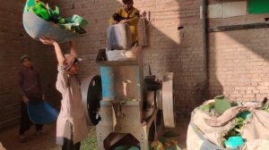 Ловкие пакистанские подростки измельчают пластиковый мусор