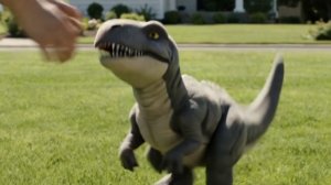 Динозаврик прыгает в руки к хозяину.