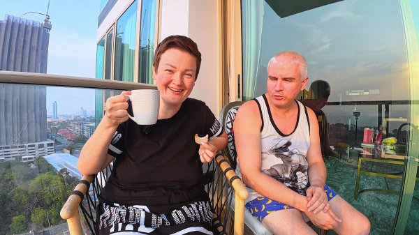 СДОНЖИЛА Вована на уборку, а за это он СТРЕБОВАЛ НЕОБЫЧНЫЙ ПОДАРОК на 23 февраля! Таиланд Влог