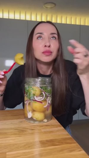 Маринованная картошка в банке.