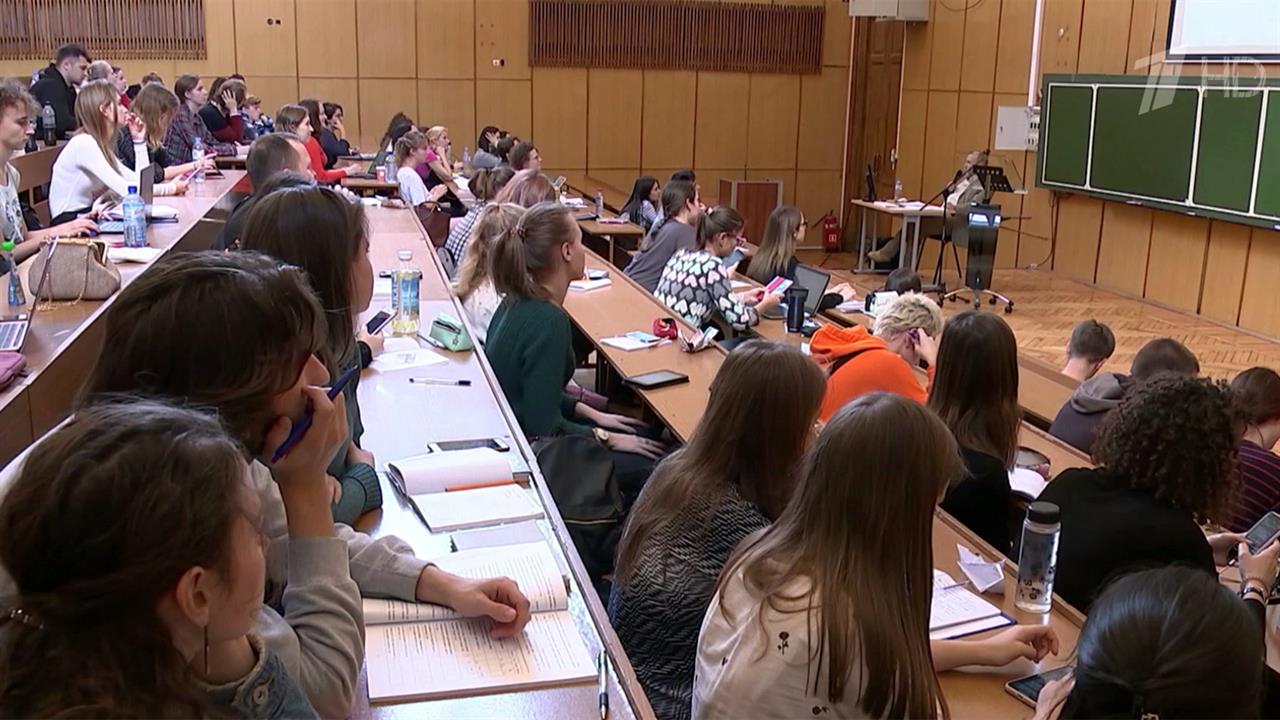 В. Путин поручил правительству доработать проект стратегии развития образования на ближайшие 10 лет. смотреть онлайн