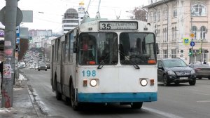 Троллейбус Екатеринбурга ЗиУ-682 (УРТТЗ) борт.№198 маршрут 35 на остановке "Гостиница Центральная"
