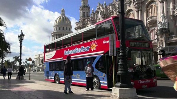 Российские авиакомпании начинают вывозить с Кубы туристов РФ.