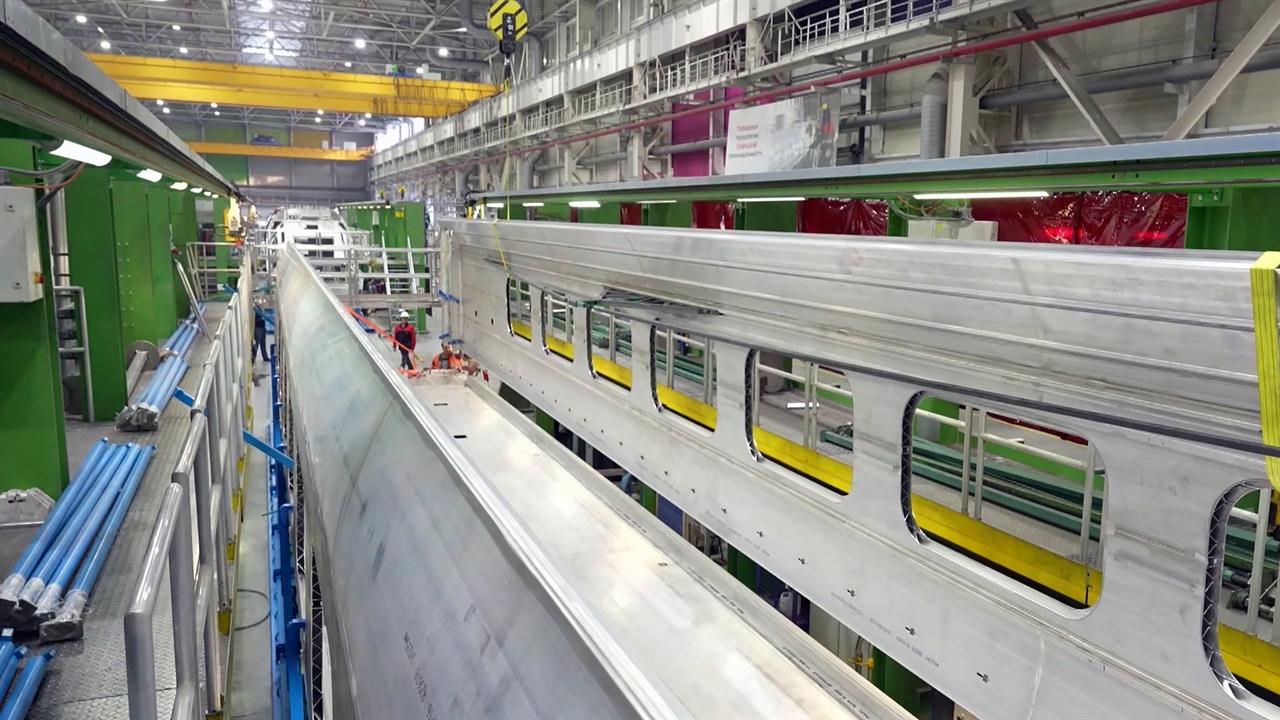 Завершена сварка кузовов первых вагонов поезда для высокоскоростной магистрали Москва - Петербург. смотреть онлайн