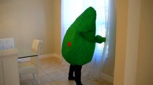 Настя покупает старые детские машинки и электромобили