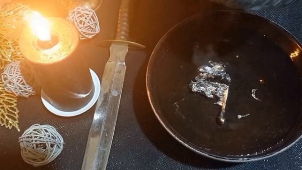 ОТЛИВКА СВИНЦОМ ПОРЧИ НА НОГИ. СНИМАЕМ БОЛЕЗНИ КОСТЕЙ И КОЛЕН.