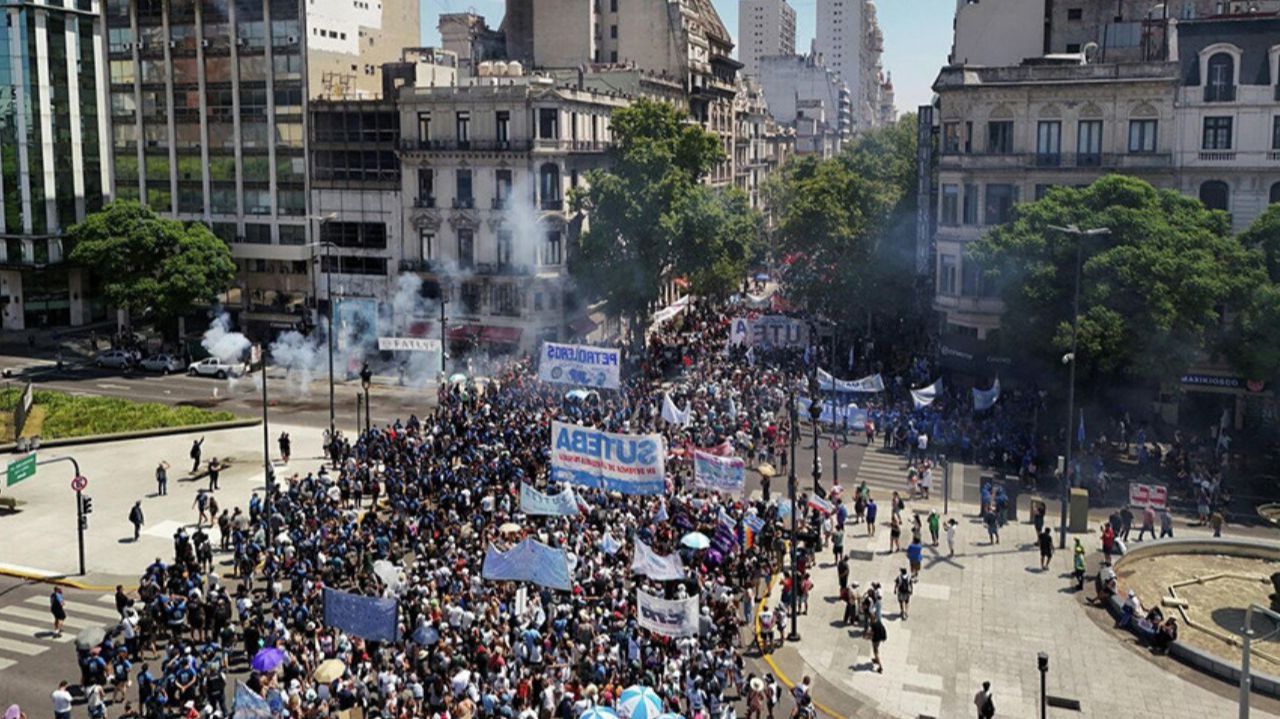 Массовые беспорядки вспыхнули в Буэнос-Айресе. Протестующие вышли на улицы против трудовой реформы смотреть онлайн
