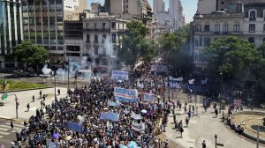 Массовые беспорядки вспыхнули в Буэнос-Айресе. Протестующие вышли на улицы против трудовой реформы