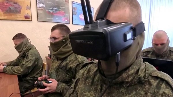 Операторы БПЛА в учебном центре осваивают все имеющиеся виды FPV-дронов.