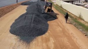 Бульдозер Разбрасывает Гравий В Основание Новой Большой Дороги , А Самосвал Разгружает Гравий ...