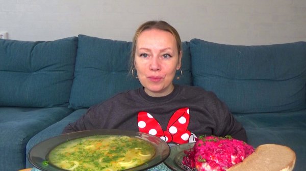 Мукбанг суп куриный с зеленью. салат селедка под шубой. Еда вкуснота.