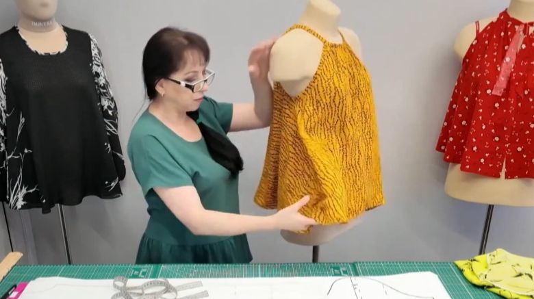 Крой без бокового шва. Часть 1. Блузка с американской проймой. Моделирование и два вида раскладки. смотреть онлайн