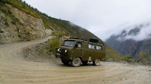 Путешествие по горным тропам: УАЗ среди красоты природы