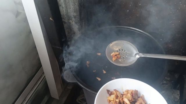 Потушили овощи с говядиной на костре