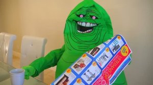 Настя покупает старые детские машинки и электромобили