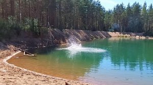 Прыжок девушки в воду