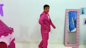 Настя и папа украсили машину в розовый цвет