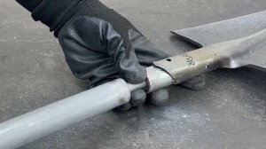 Превращает старые лопаты в полезные инструменты