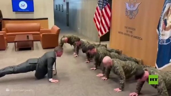 السفير الأمريكي لدى الأمم المتحدة يستعرض مهاراته في تمارين الضغط أمام أفراد مشاة البحرية